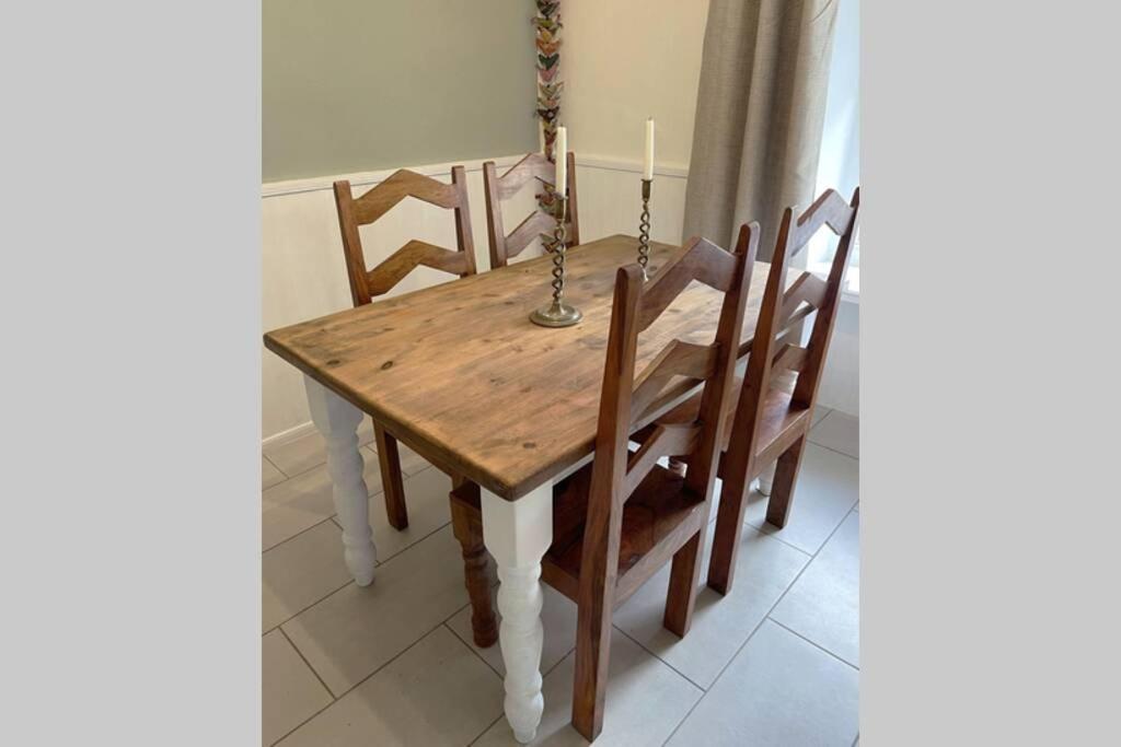 Cosy 2-Bedroom Family Cottage Centrally Located. Leedstown 외부 사진
