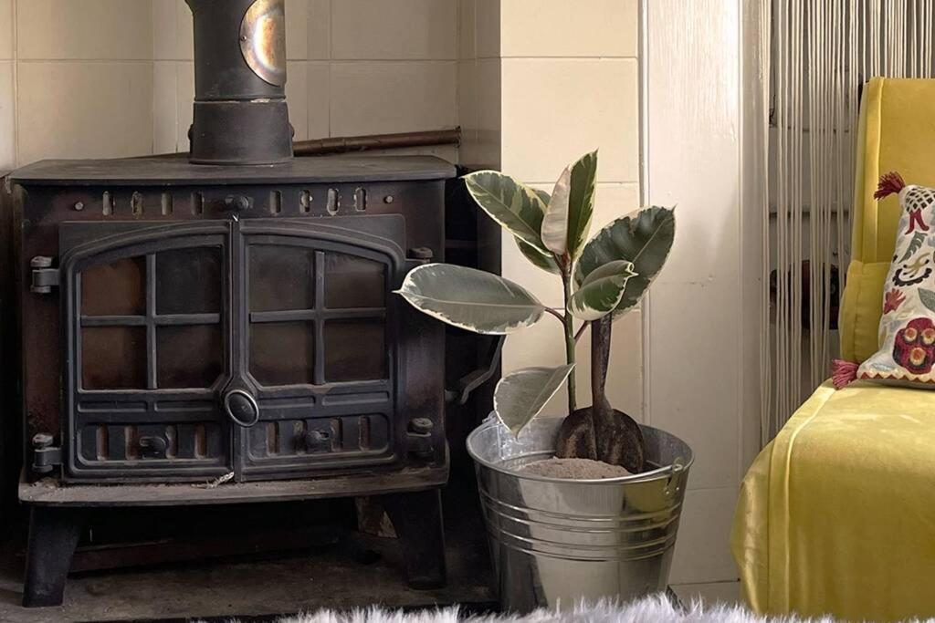 Cosy 2-Bedroom Family Cottage Centrally Located. Leedstown 외부 사진