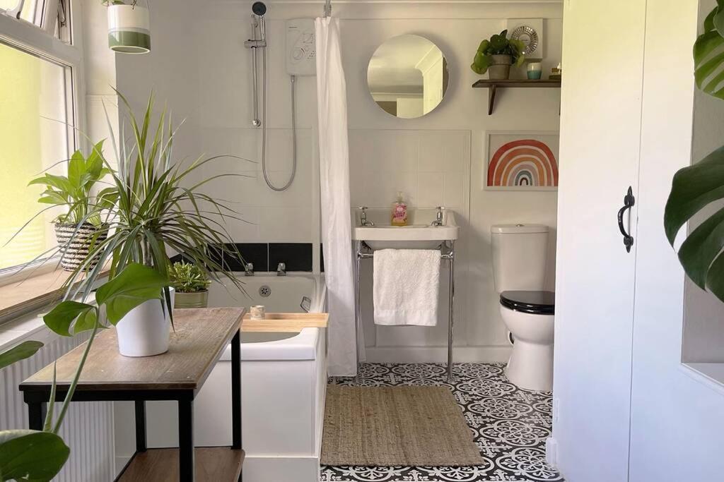 Cosy 2-Bedroom Family Cottage Centrally Located. Leedstown 외부 사진